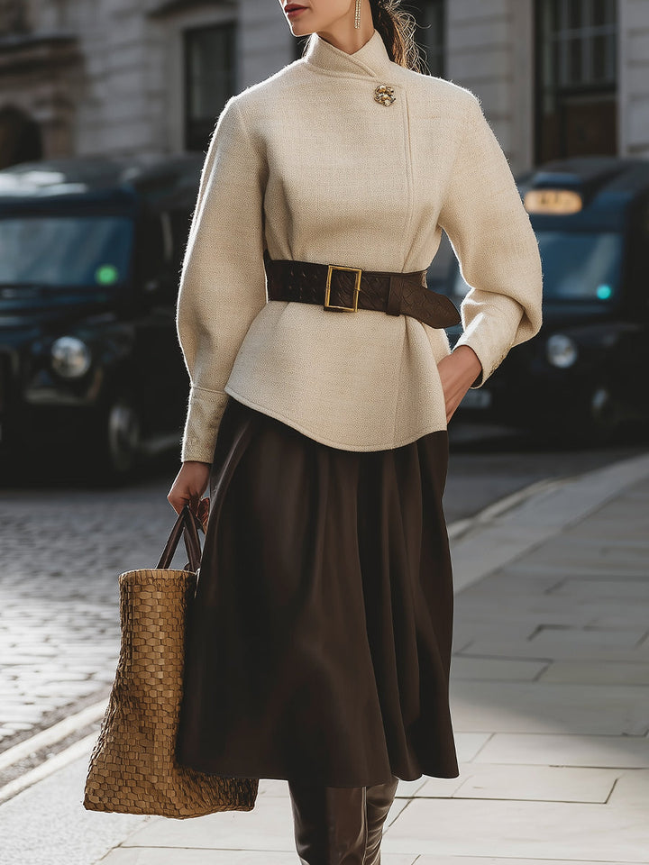 Beige jacka, chokladfärgat midi-set