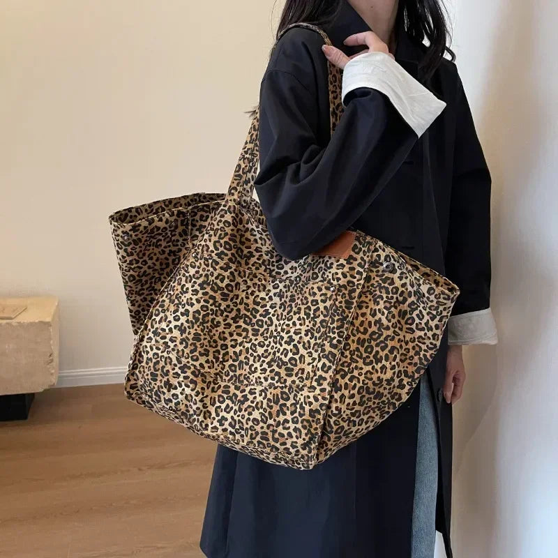 Snygg leopardväska