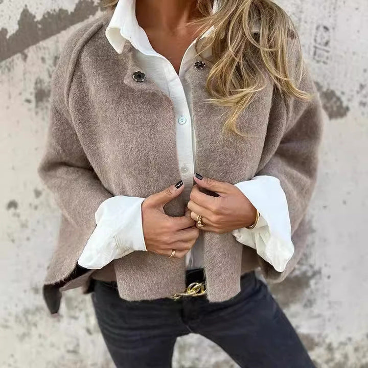 Elise™ – Kort kappa med eleganta utsvängda ärmar